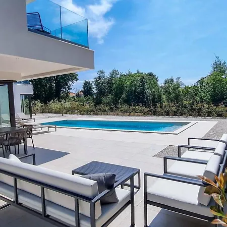 Lux Natura Villa *